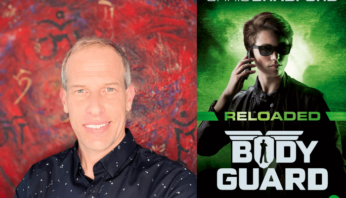 Eine Collage: links ist ein Foto des Autors Chris Bradford zu sehen, in dem er lächelnd in die Kamera schaut. Rechts das Cover seines Jugendromans "Bodyguard reloaded: Die Geiselnahme".".