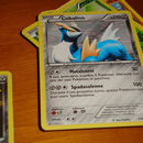 Ein paar Pokémon Karten liegen auf einem Haufen