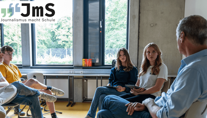 Eine Gruppe sitz im Stuhlkreis und unterhält sich.