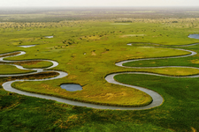 Ein verschlungenes Flusssystem in einer flachen Binnenlandschaft.