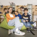 Gruppe von Kindern auf Beanbags in einem Labor