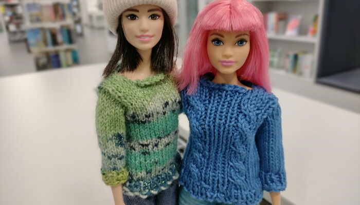 Foto von 2 Barbie Figuren mit selbstgestrickter Kleidung