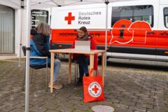 Foto mit zwei Personen an einem Infostand des Deutschen Roten Kreuzes, Kreisverband Hamburg-Eimsbüttel e.V.