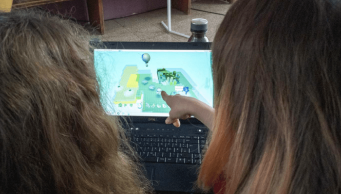 2 Frauen betrachten das Spiel Kodu an einem Laptop