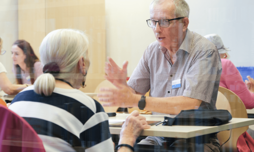 Silber & Smart Workshop wo Person Dinge am Handy erklärt bekommt