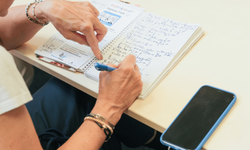 Person bei Workshop Silber & Smart notiert in ein Heft