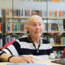ältere Frau nimmt bei Silber & Smart in der Bücherhalle teil