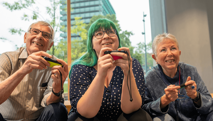 drei Personen spielen mit der Nintendo Switch