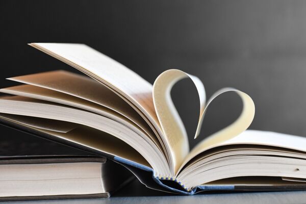 Buchseite als Herz