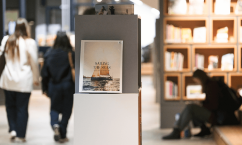 Buch ausgestellt auf Regal in Zentralbibliothek