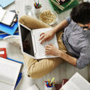 Bücher, Laptop, Mann am Computer, eMedien