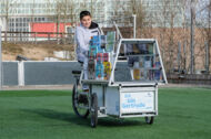 Schüler fährt "Gertrude" das Lastenfahrrad der Bücherhallen