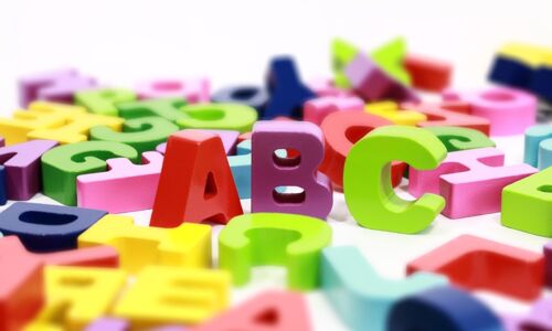 ausgebreitete Holzbuchstaben mit dem Schriftzug ABC