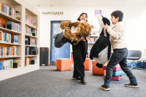 Kinder spielen mit Stofftieren in der Bücherhalle