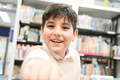 fröhlicher Junge in der Bücherhalle