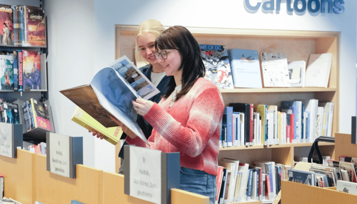 zwei Frauen stöbern bei den Comics in der Zentralbibliothek