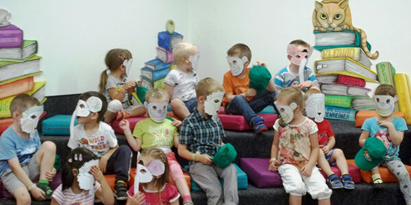 Kinder verkleidet mit Tiermasken