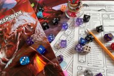 Würfel, Stifte und Anleitung für ein Pen und Paper Rollenspiel