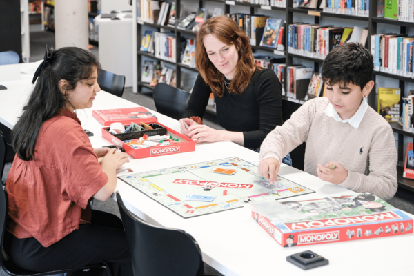 Monopoly spielen in der Bücherhalle