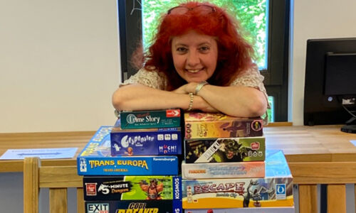 Frau steht vor Brettspielen
