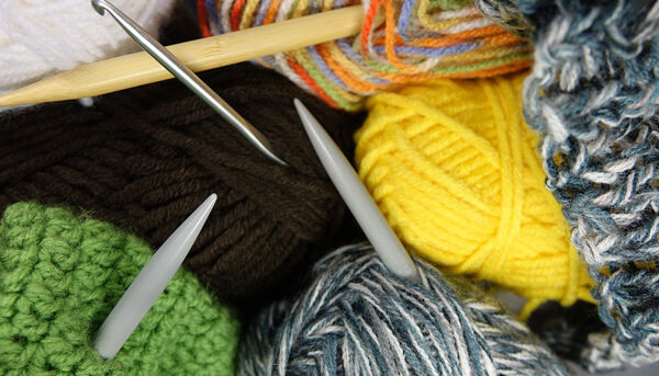 Wolle und Stricknadeln