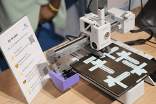 3D-Drucker beim Drucken von Lesezeichen