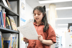 Mädchen hält Buchbingo-Bogen in der Hand