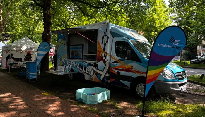 Promobus der Bücherhallen auf Straßenfest