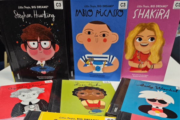 Verschiedene bunte Cover der "Little People"-Buchreihe