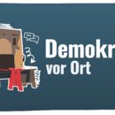 Bild einer Werkbank und dem Schriftzug Demokratie vor Ort
