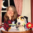 Frau mit Stoffhund