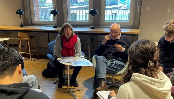 Schüler interviewen ältere Menschen im Stuhlkreis