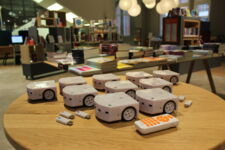 kleine Saugroboter stehen auf einem Tisch in der Bibliothek