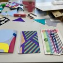 Basteltisch mit verschiedenen Papieren und Pappen