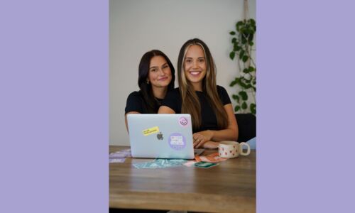 Alina und Celine sitzen vor einem Laptop