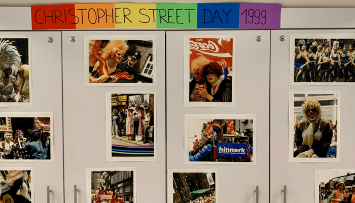 Fotowand mit Fotos vom "Christopher Street Day 1999".
