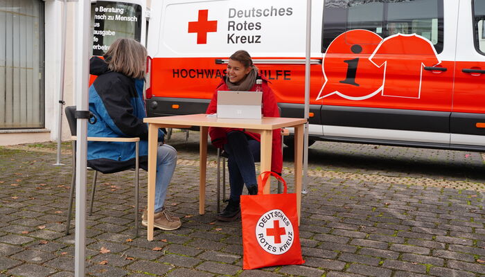 Foto mit zwei Personen an einem Infostand des Deutschen Roten Kreuzes, Kreisverband Hamburg-Eimsbüttel e.V.