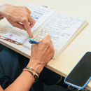 Person bei Workshop Silber & Smart notiert in ein Heft