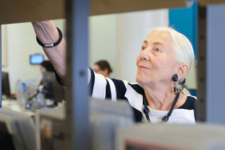 ältere Dame stöbert in der Bücherhalle