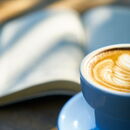 Buch und Kaffee