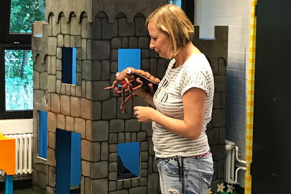 Autorin Inga Marie Ramcke mit der Handpuppe "Harold", einer Bettwanze