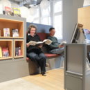 Zwei Personen lesen in der Zentralbibliothek