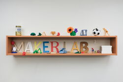 Regal mit 3D-Drucken im MakerLab Alstertal