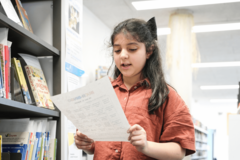 Mädchen hält Buchbingo-Bogen in der Hand