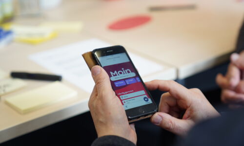 Smartphone zeigt die App des Hamburger Verkehrsverbundes