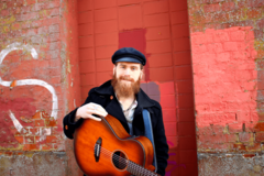 Musiker Lennon von Seht mit Gitarre