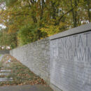 Mahnmal und Stele in der Gedenkstätte Neuengamme