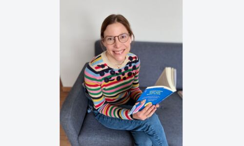 Person hält ein Buch