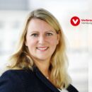 Frau (Sandra Klug) und das Logo der Verbraucherzentrale