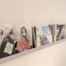 Collagen in Büchern, die an der Wand aufgereiht sind.